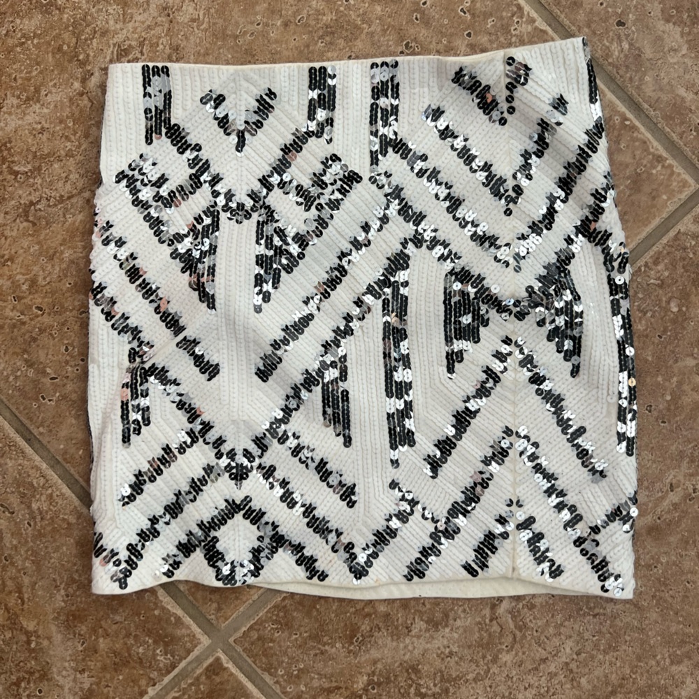 EXPRESS WHITE Silver AZTEC HIGH WAISTED SEQUIN MINI SKIRT
Bodycon Size Small